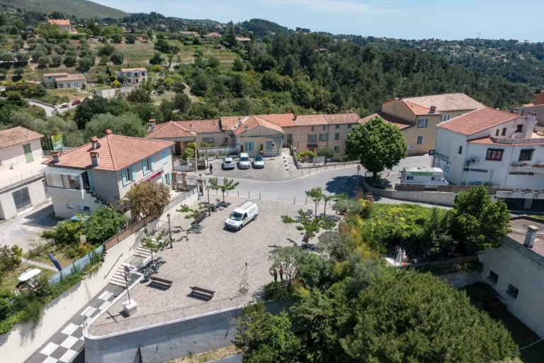 centre_village_place_plésent