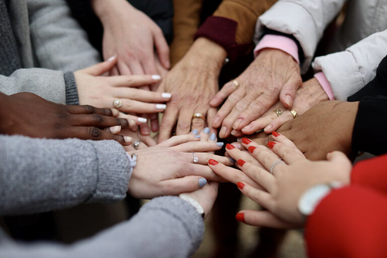 Rencontre entre séniors et futures assistantes de service social